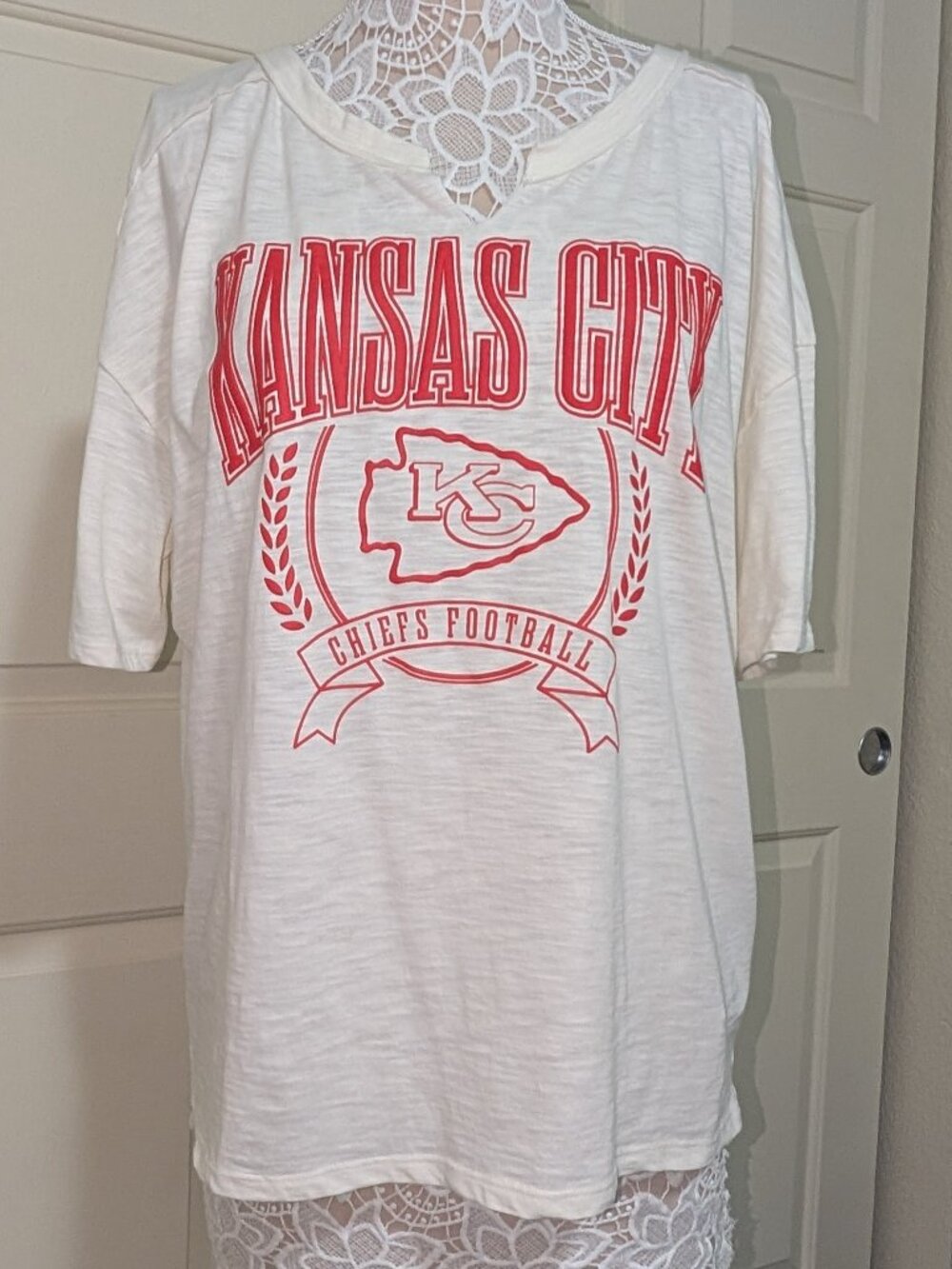 NFL Women's Apparel Kansas City Chiefs Cream Slub Knit Graphic Top XL